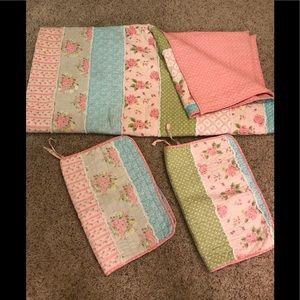Queen reversible quilt set